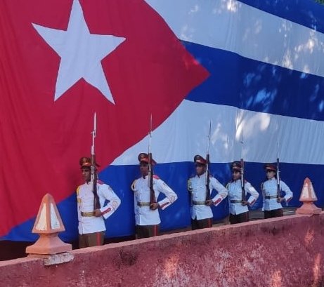 GHNordelo5's tweet photo. Visitamos la prestigiosa Unidad de Ceremonias de las FAR, y compartimos con su joven colectivo. ¡Nuestra admiración y respeto para ellos! #Cuba #CDRCuba #62SiendoPueblo #SomosDelBarrio https://t.co/KnE78QmCVe