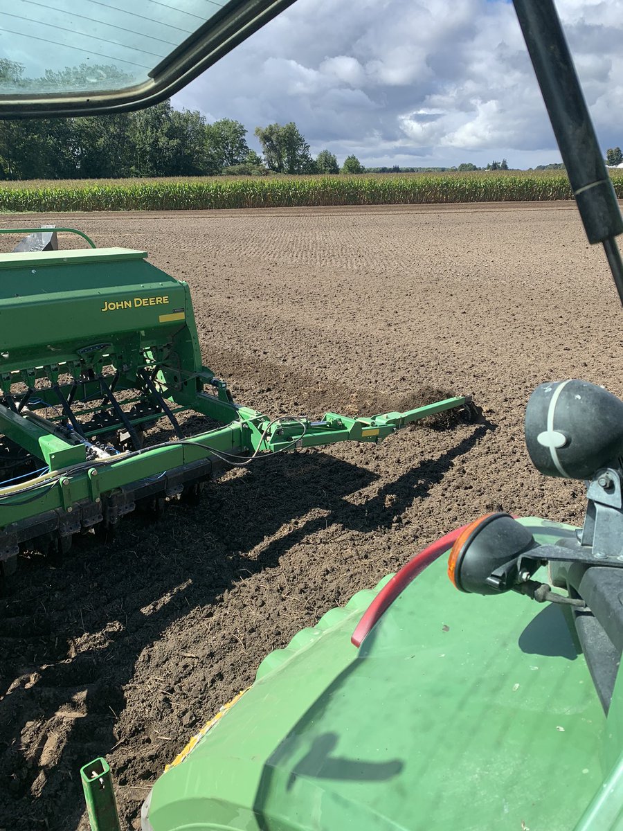 Drilling some wheat this beauty day !!!@Skippyltd <a href="/MDDavisDLG/">Matt Davis</a> <a href="/calhorst5/">Calvin Horst</a>   Team marker !!!