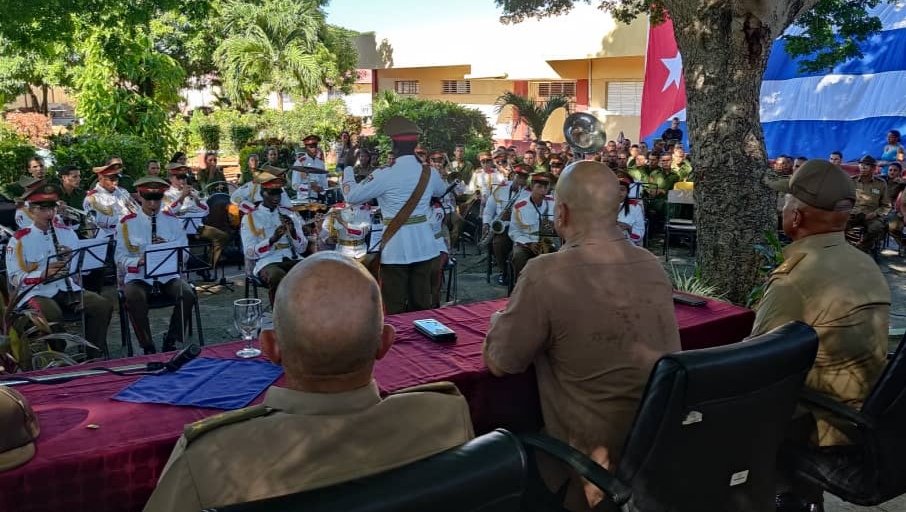 GHNordelo5's tweet photo. Visitamos la prestigiosa Unidad de Ceremonias de las FAR, y compartimos con su joven colectivo. ¡Nuestra admiración y respeto para ellos! #Cuba #CDRCuba #62SiendoPueblo #SomosDelBarrio https://t.co/KnE78QmCVe