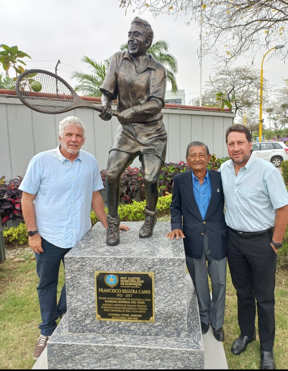 kennycastrog's tweet photo. Emotivo e histórico momento, hoy develizaron escultura (monumento) de #PanchoSegura en #Guayaquil (exteriores del @gyetenisclub ).
Promovido por el Municipio de Guayaquil.
Posan junto a Pancho @AndresGomezGogo #MiguelOlvera y @LAMorejon 
📸 #KCtenis https://t.co/Z9fgkR6D0q