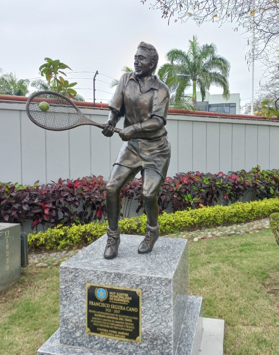 kennycastrog's tweet photo. Emotivo e histórico momento, hoy develizaron escultura (monumento) de #PanchoSegura en #Guayaquil (exteriores del @gyetenisclub ).
Promovido por el Municipio de Guayaquil.
Posan junto a Pancho @AndresGomezGogo #MiguelOlvera y @LAMorejon 
📸 #KCtenis https://t.co/Z9fgkR6D0q