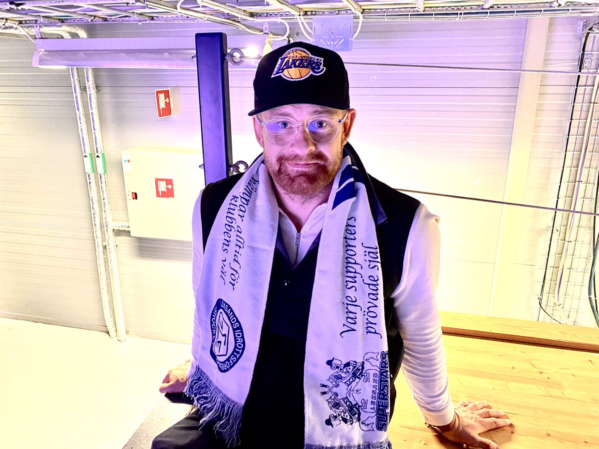 Träffade en glad hockeypensionär på läktarplats. Alltid lika trevlig, Mattias Ritola 🏒👍😀