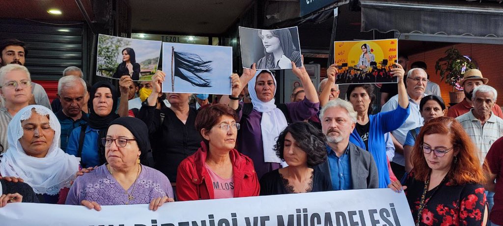 İran’da ahlak polisleri tarafından saçının bir kısmı göründüğü gerekçesiyle katledilen #MahsaAmini için sokaklara dökülen kadınların direnişini selamlıyoruz.

Kadınların özgürlük mücadelesi, tüm dünyaya ışık oluyor!