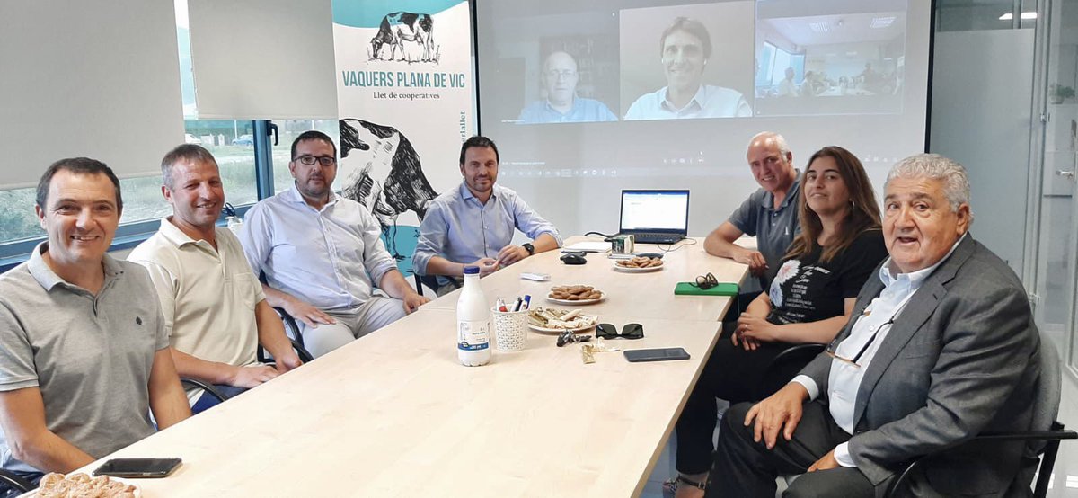 Avui ens hem tornat a reunir la Taula d la Llet d’Osona x analitzar on som i quins projectes i mesures hem d seguir impulsant. Pagesos, cooperatives, polítics, llotja, administració… Tots units x posar la llet i els vaquers al lloc q es mereixen. Gaudiu d’aquest gran aliment! 🥛