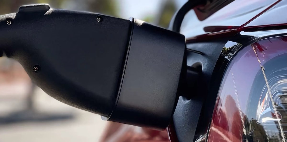 EVChargePlus's tweet photo. Tesla has officially launched their CSS Adapter.🔌 Allowing Tesla owners to charge at third party charging networks. The adapter offers up to 250kW charging speed and is available with most newer Tesla vehicles.
#evcharging #tesla #electricvehicles #electriccars #evchargeplus https://t.co/YDabfPcdO5