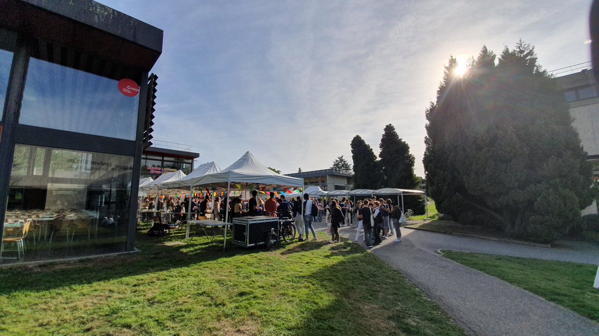 RennesUniv's tweet photo. Merci aux services de l'université et aux associations étudiantes mobilisées et bravo au pôle vie étudiante pour l'organisation de cet événement utile, solidaire et festif. #campusdurable #reemploi #recycler #reutiliser https://t.co/AeuN2dEDVa