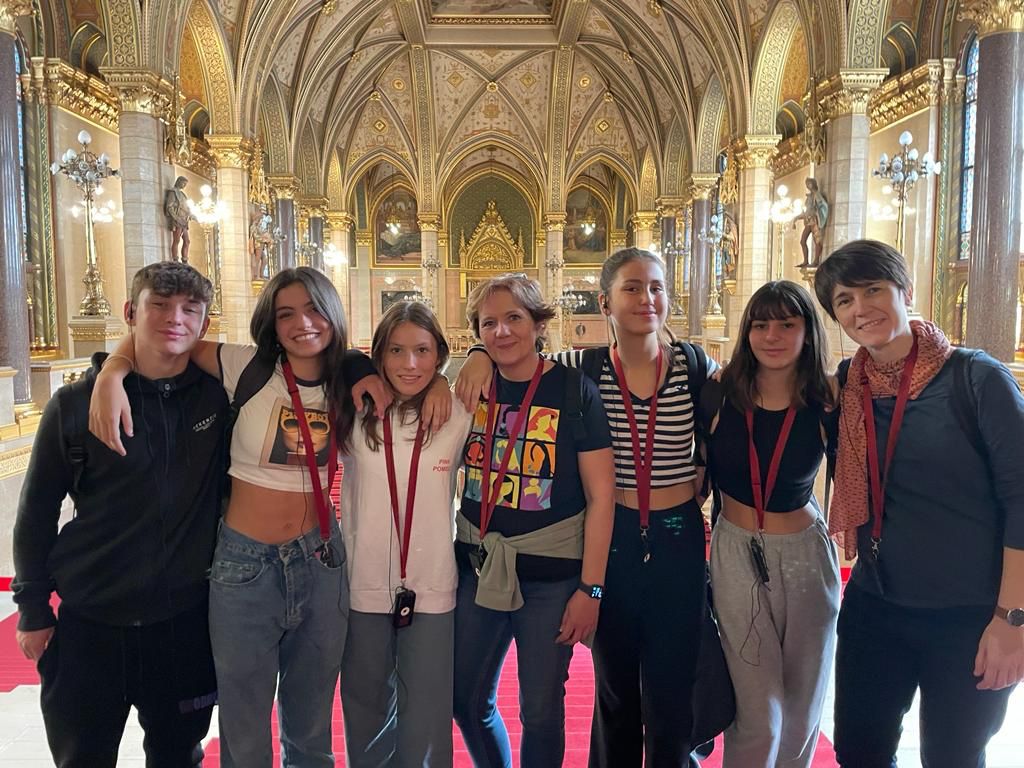 Ins4Cantons's tweet photo. Ahir visita al parlament de Budapest i avui taller en un hort ecològic i un hort hidropòni. @consorciedubcn @EplusCatEdu @sepiegob #ecofood #menjarsostenible #km0 #erasmusplus https://t.co/gYqNJdWH4L