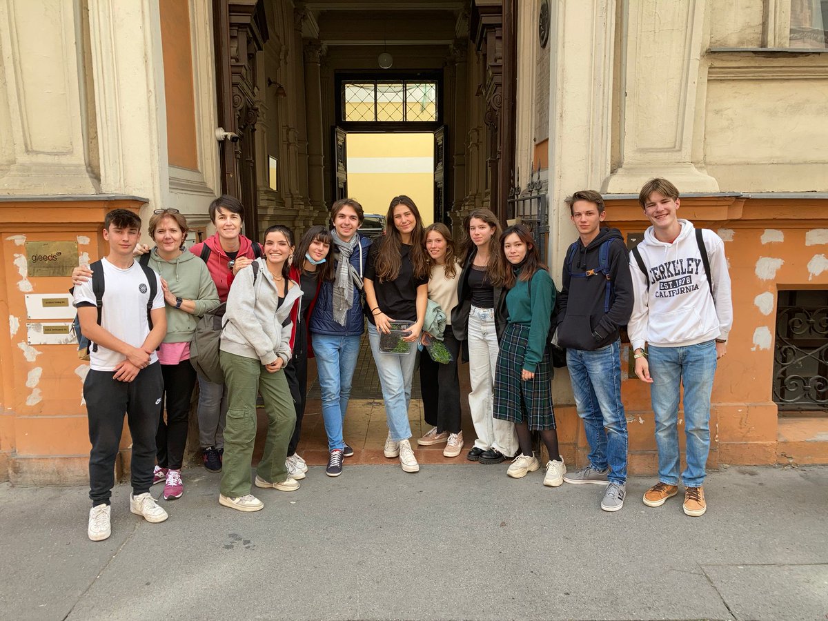 Ins4Cantons's tweet photo. Ahir visita al parlament de Budapest i avui taller en un hort ecològic i un hort hidropòni. @consorciedubcn @EplusCatEdu @sepiegob #ecofood #menjarsostenible #km0 #erasmusplus https://t.co/gYqNJdWH4L