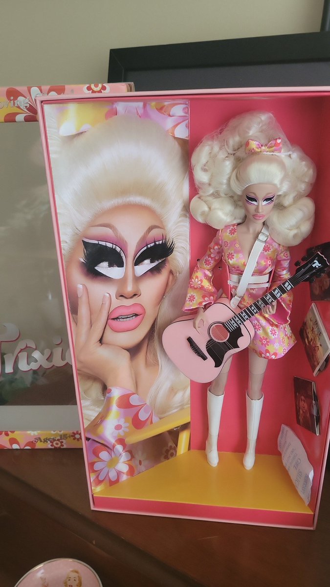 natcobb_SC's tweet photo. This beautiful womana lives in my🏠now staring at me. I'm💀 @trixiemattel When I say attention to detail...strings on the 🎸 grooved records, tights on the tiny girlish🦵realness. Stunning! So realistic I expect screeching bird noises at any moment.🐦😱 
@integritytoys #Aagghhh https://t.co/z8tXsJhoTM