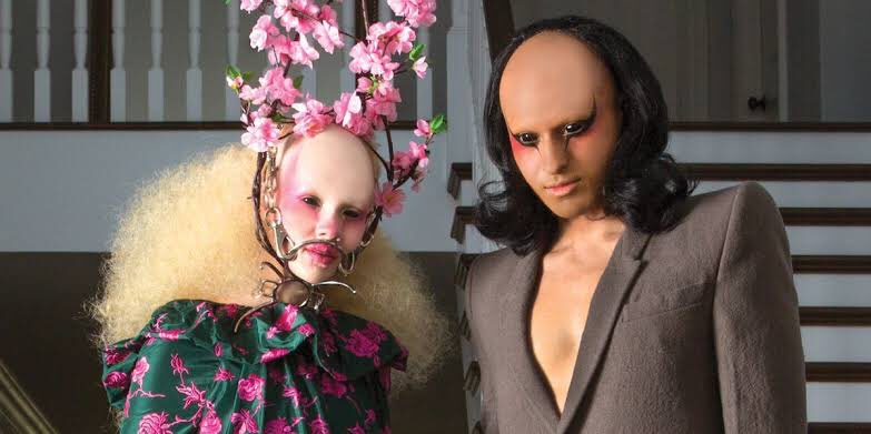 tyglansr_'s tweet photo. ▶️#vitukuntu
Pichani 📸👇🏾 ni Hannah Rose Dalton akiwa na boyfriend wake Steven Raj wanaojulikana kwa jina maarufu la "Non-Binary Aliens". 
👉🏾Wawili hawa wanaishi jijini Paris na wanajishughulisha na mambo ya modelling ambapo wanatumia make ups za kuogofya ili kubadilisha.... https://t.co/Z0UPvrpD2H