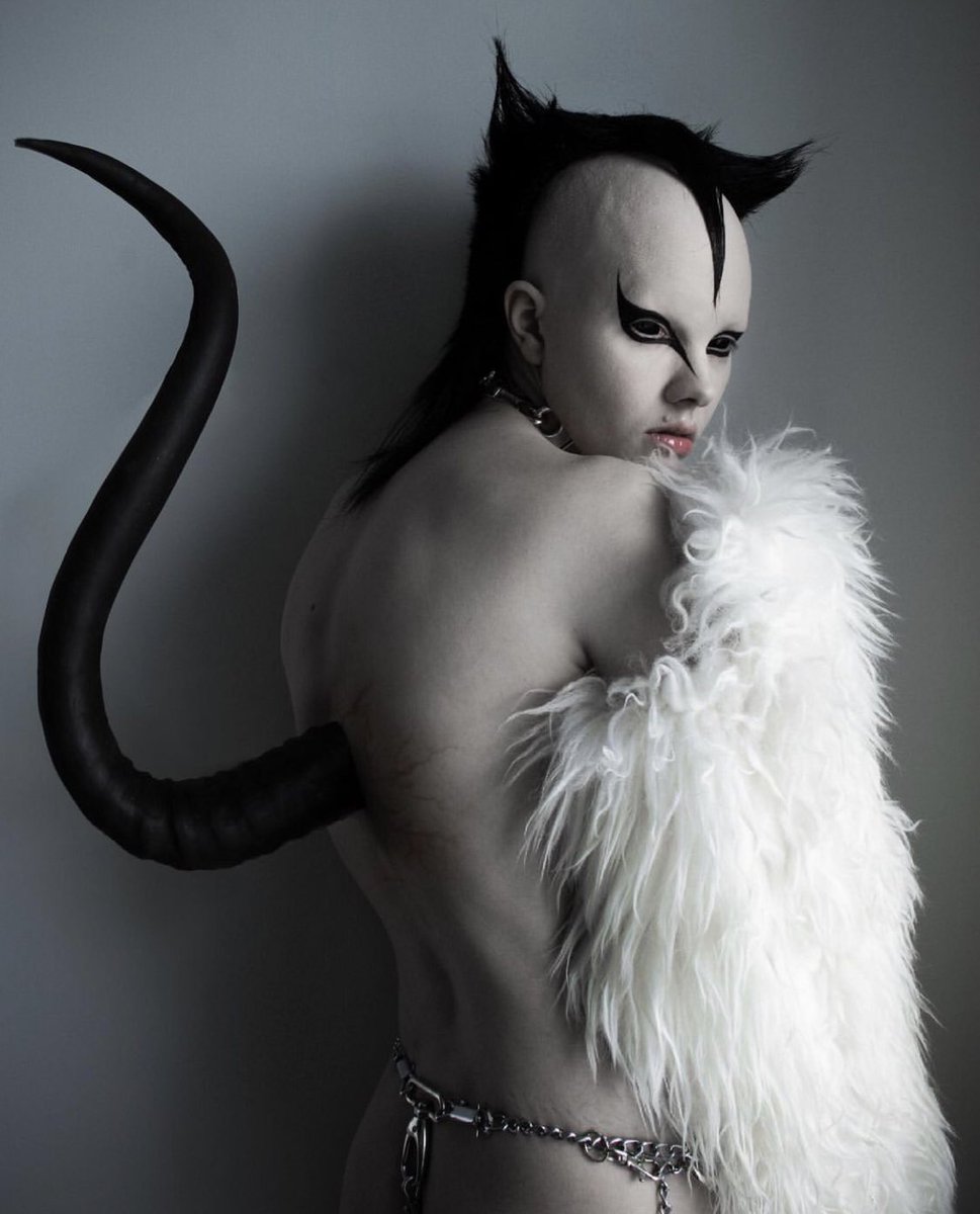 tyglansr_'s tweet photo. ▶️#vitukuntu
Pichani 📸👇🏾 ni Hannah Rose Dalton akiwa na boyfriend wake Steven Raj wanaojulikana kwa jina maarufu la "Non-Binary Aliens". 
👉🏾Wawili hawa wanaishi jijini Paris na wanajishughulisha na mambo ya modelling ambapo wanatumia make ups za kuogofya ili kubadilisha.... https://t.co/Z0UPvrpD2H