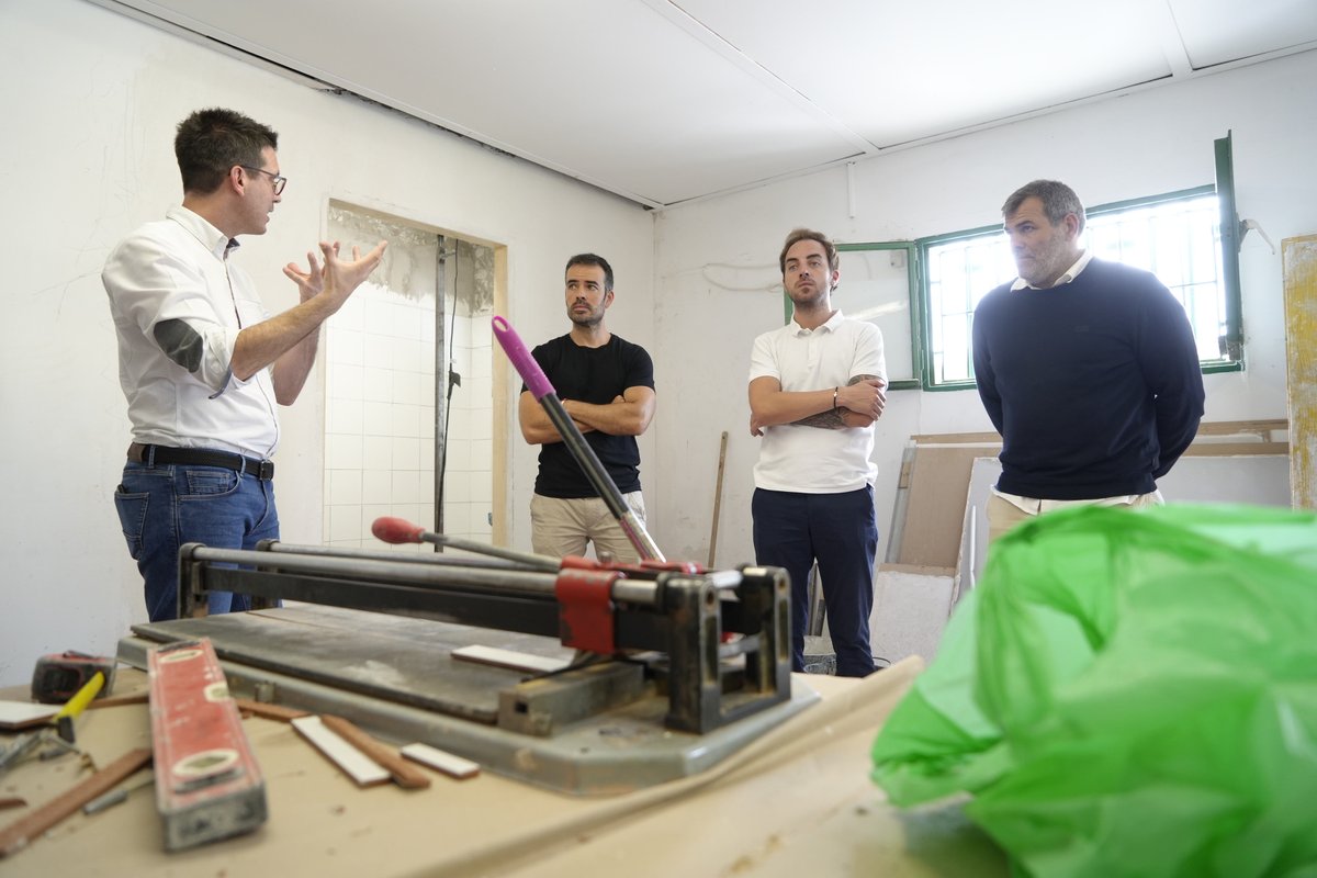 paerialleida's tweet photo. ⚒️ Visita a les obres x habilitar les instal·lacions de la UE Gardeny com a gimnàs social. L'actuació tb s'emmarca en el projecte #LaDescomunal #Lleida
👏 Alumnat de l’@imolleida està fent els treballs q inclouen condicionar un espai polivalent i el bar
ℹ️ https://t.co/4Txio1SVUO https://t.co/Dspb4KVsf6