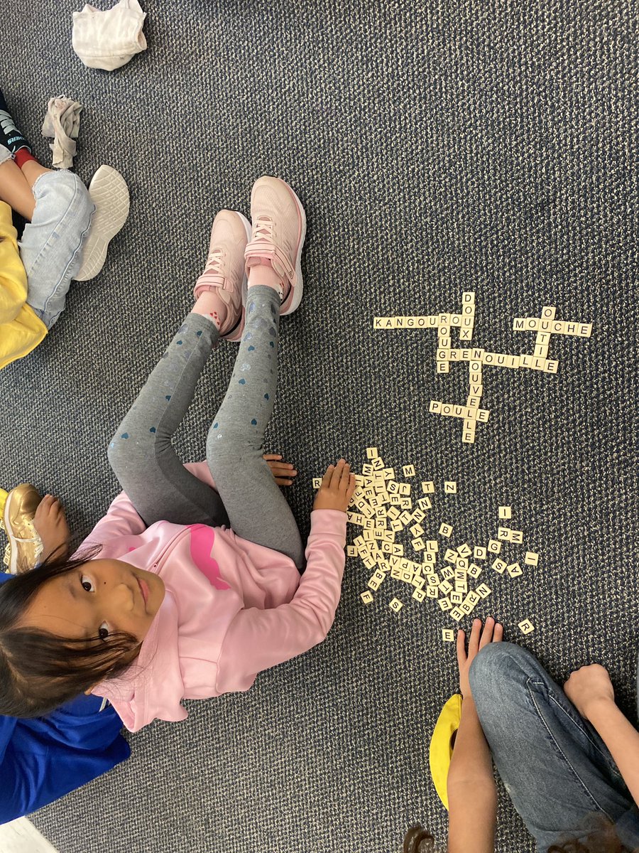 AnneSeniuk's tweet photo. On travaille le son “ou”! We use different methods to show our learning. Our favorite is using stamps!! @KanataHighlands https://t.co/T1kl0xUuJY