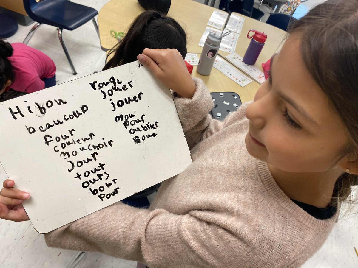 AnneSeniuk's tweet photo. On travaille le son “ou”! We use different methods to show our learning. Our favorite is using stamps!! @KanataHighlands https://t.co/T1kl0xUuJY