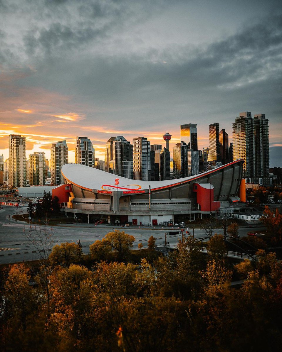 #FirstDayofFall in Calgary. 
📸 IG: ianfeil