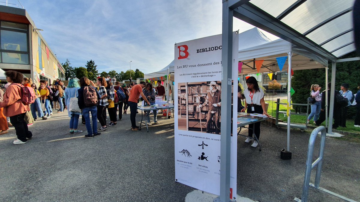 RennesUniv's tweet photo. Merci aux services de l'université et aux associations étudiantes mobilisées et bravo au pôle vie étudiante pour l'organisation de cet événement utile, solidaire et festif. #campusdurable #reemploi #recycler #reutiliser https://t.co/AeuN2dEDVa