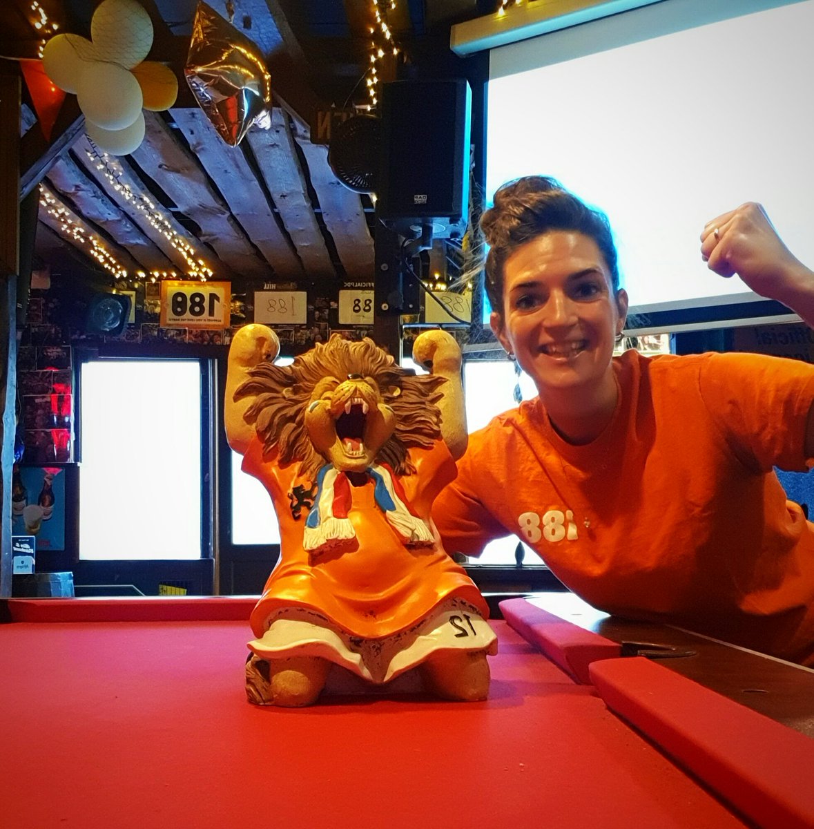 BarClub188's tweet photo. 𝙃𝙐𝙋 𝙄𝙉 𝘿𝙀 𝘾𝙇𝙐𝘽!
𝑮𝑹𝑨𝑻𝑰𝑺 𝑨𝒎𝒔𝒕𝒆𝒍𝒕𝒂𝒑𝒋𝒆 𝒃𝒊𝒋 𝒆𝒍𝒌 𝒅𝒐𝒆𝒍𝒑𝒖𝒏𝒕 𝒗𝒐𝒐𝒓 𝒉𝒆𝒕 𝑵𝒆𝒅𝒆𝒓𝒍𝒂𝒏𝒅𝒔 𝒆𝒍𝒇𝒕𝒂𝒍! 
✅🎯 20:00 Trainingsavond #188BullsBrothers
🦁⚽️ 20:45 Nations League: Polen vs. NEDERLAND 🧡 #NationsLeague #Oranje #NederlandsElftal https://t.co/dFghCWd0j2