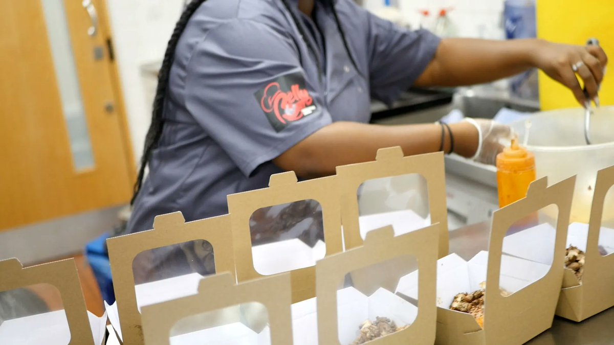 *Appreciation Post*
These guys filled us up at our community Summer Party a few weeks ago and all I can say is @bellybuffcaribbeancuisine did the damn ting.
#bellybuffltd #caribbeancuisine #eventcatering #blackowned #summerparty #events #hackney #community #food