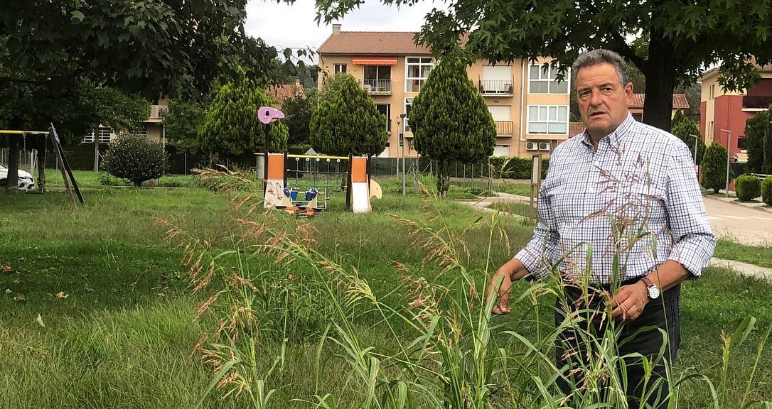 pscolot's tweet photo. ❗️Des del PSC continuem insistint en que cal tenir més cura de l'espai públic. 

📷La situació del Parc del carrer Girgola -entre la carretera de la Deu i l'Avinguda Sant Jordi és lamentable i demanem una ràpida intervenció de les Brigades de Jardineria d’@Olotuit 

#PerOlot https://t.co/gQq43ERgOo