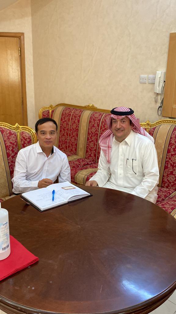 kermescarpets's tweet photo. الممثل التجاري ل فيتنام و سجاد كيرمس يلتقيان في مقر السفاره بالرياض للتعاون فيما بينهما🤝🌹 https://t.co/q9TxgO8IFm