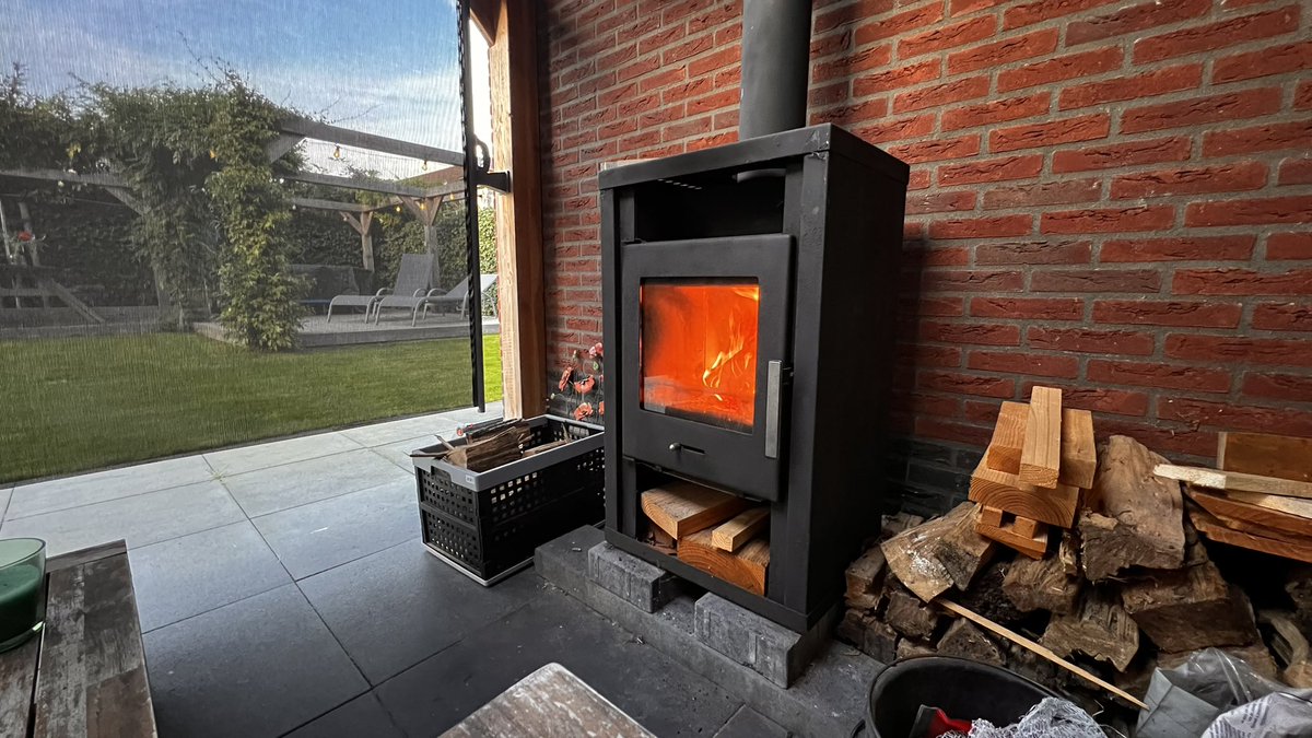 wjongerman's tweet photo. Nu het weer wat kouder wordt binnen maar lekker de haard buiten aansteken en de #warmtepomp uit laten. #fail #Jetten #markrutte https://t.co/E4Gxz4uMDA