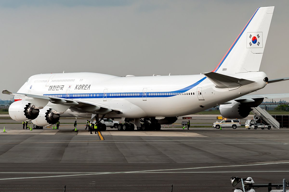 LuisAtJFK's tweet photo. Big shout-out to @ADSBexchange for being the best platform out there and the only one showing #22001/#HL7643 coming into JFK earlier today. All the stars aligned and got this beautiful contrast. https://t.co/PfYuZxD7ub