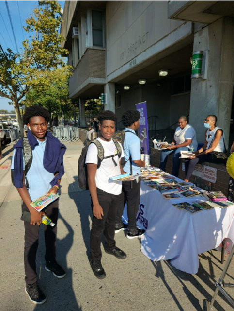 NYPD113Pct's tweet photo. Yesterday's 113 Pct Outdoor Library was a success!! Lena's Library, Jamaica Partnership and many more donated books! Be on the look out for next month's Outdoor Library and Queens Library will be giving out Library cards!  #OutdoorLibrary #PBQS #FreeBooks  #EducationIsKey https://t.co/Utq5Hz51Wg