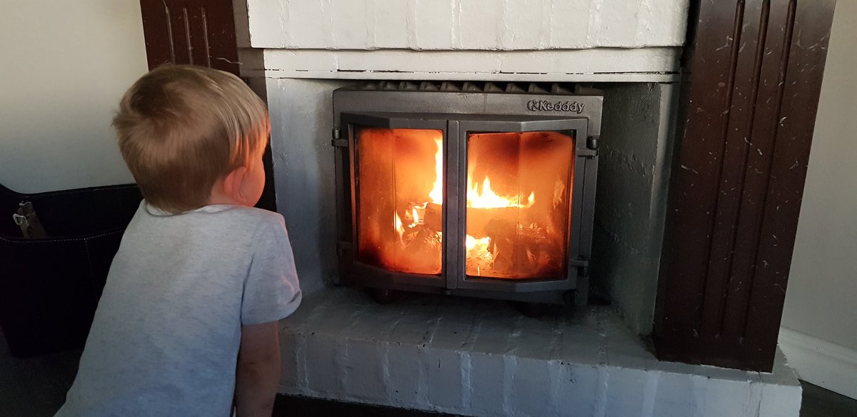 burny_burner's tweet photo. Säsongens första brasa..
#fire #brasa #keddy #kedddddddy #fireplace #jamtland #livetpålandet https://t.co/DCCPTkLkYY
