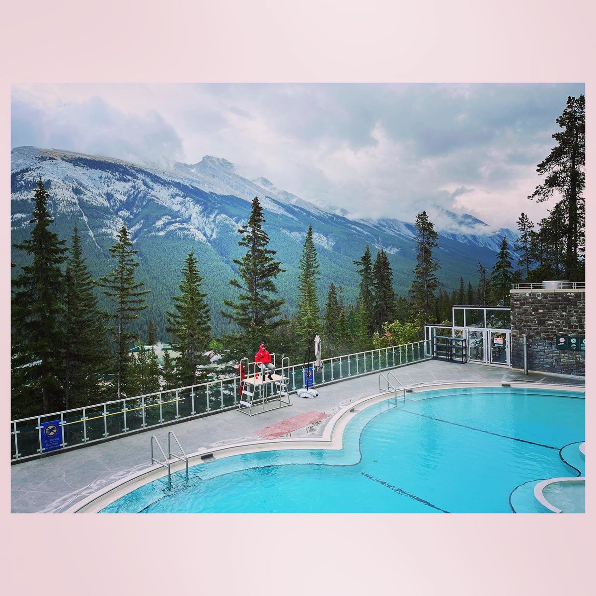 scottwhoatson's tweet photo. Day off from Pottering. Banff visits.
Hike up a mountain they said….The views are incredible they said. No one mentioned a white out.😝🇨🇦
#banff #banffnationalpark #banffcanada #sulphurmountain #hotsprings #hike #hiking #hikeup #pottedpotter #views #whiteout #itscomingin #Canada https://t.co/RNaQWF4ai0
