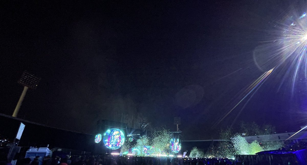 o_arayacotal1's tweet photo. Era una experiencia que siempre quise vivir y anoche lo pude lograr, único y su show a otro nivel. 😍👏🏼 #coldplayCL #ColdplaySantiago #ColdplayChile #Coldplay #MusicOfTheSpheresTour https://t.co/L2U9lnNH4y