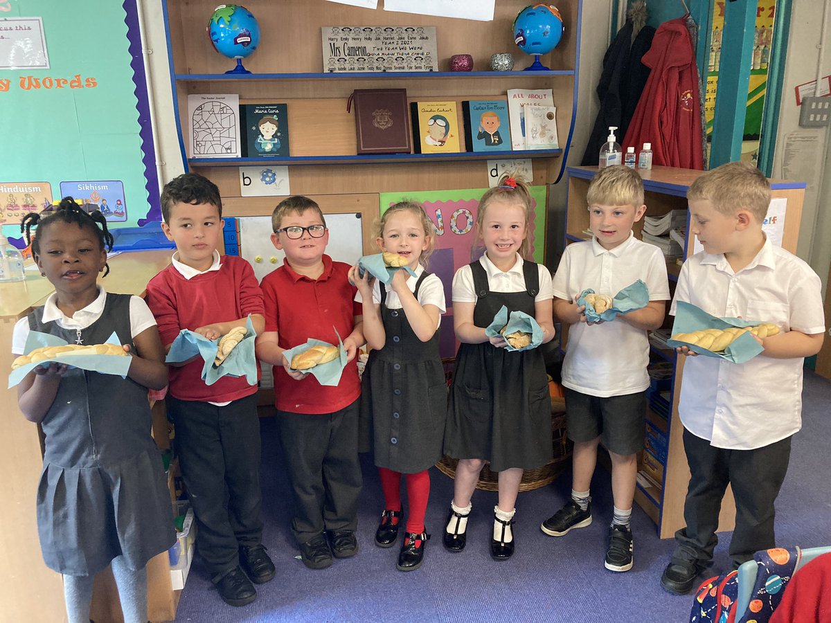 To finish their RE focus on Judaism Y2 baked their own challah bread. They will be able to tell you lots of other interesting facts about Shabbat too! Also…what a fabulous bunch of bakers - they all get my star baker award! ⭐️👩‍🍳#JoeysRE @stjs_staveley