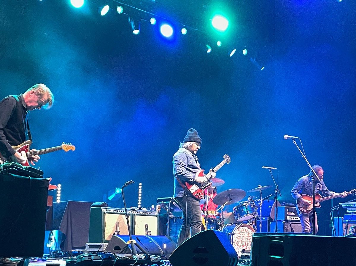 _heatherblue_'s tweet photo. Best concert experience ever. Loved it more than I can express. Feeling very deep in thought... Huge THANK YOU to @wilco for an amazing performance in #bendoregon (Had a sign to say “Thank you” and he saw it!) @JeffTweedy thank you for being here now. You made a mark on my soul. https://t.co/oXQbIH8E1m