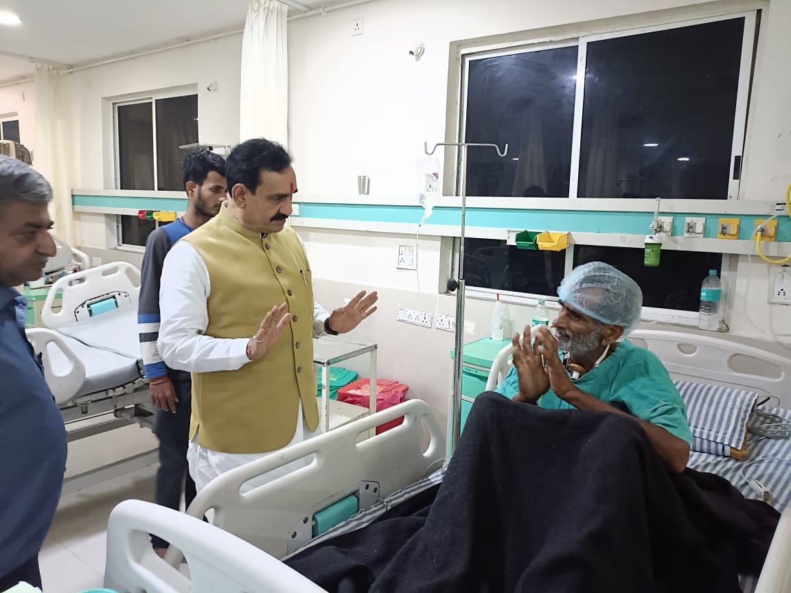 भोपाल के चिरायु हॉस्पिटल पहुंचकर दतिया निवासी भैया लाल यादव जी के स्वास्थ्य लाभ की जानकारी ली।
