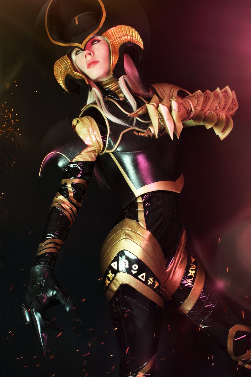 FlorenciaSofen's tweet photo. Ya que estamos celebrando que dentro de poco sale @midnightsuns con el Cosplay de Magik, aprovecho este #TBT para enseñaros el paso del tiempo: 

Mi Magik de 2011 VS Mi Magik para #midnightsuns 2022 ✨ https://t.co/e30DjuKGuw