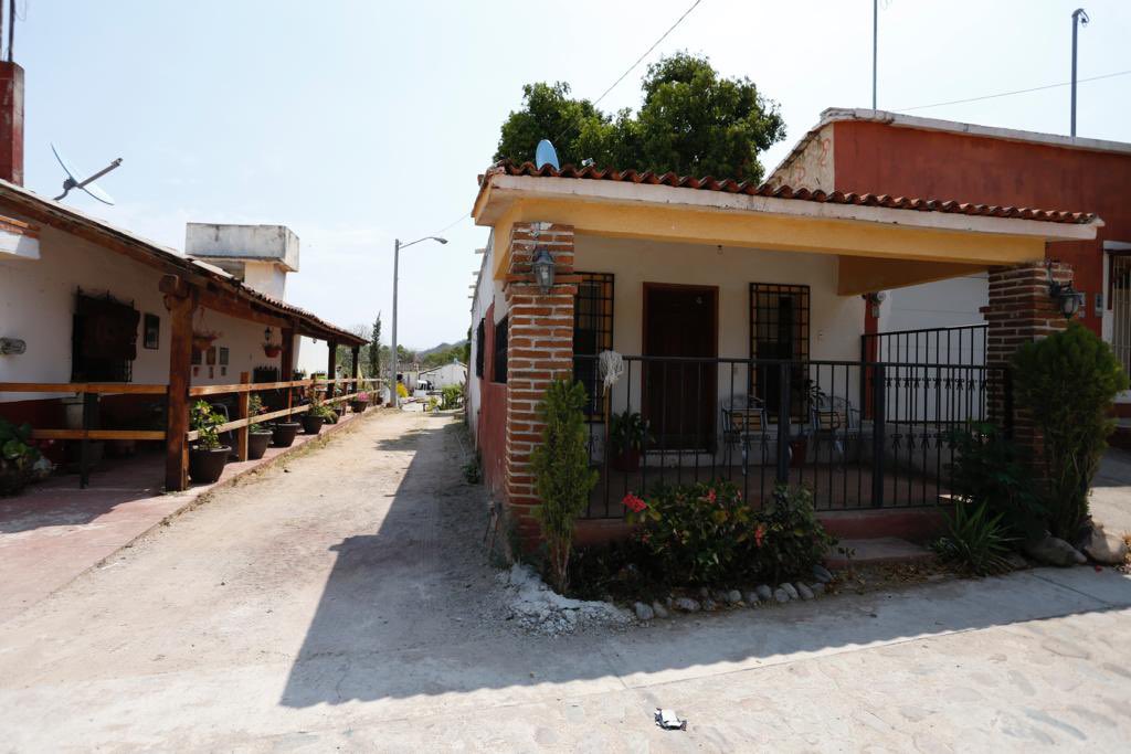 PromoturSina's tweet photo. En coordinación con @sinaloa_sectur @SinaloaSedeco y @SebidesOficial desde #Promotur impulsamos acciones con sentido social a través del programa #ColoreandoSinaloa.
Un gran proyecto en beneficio de 6 mil 860 personas de 17 comunidades en 12 municipios #TurismoconSentidoSocial https://t.co/MexSG4fipv