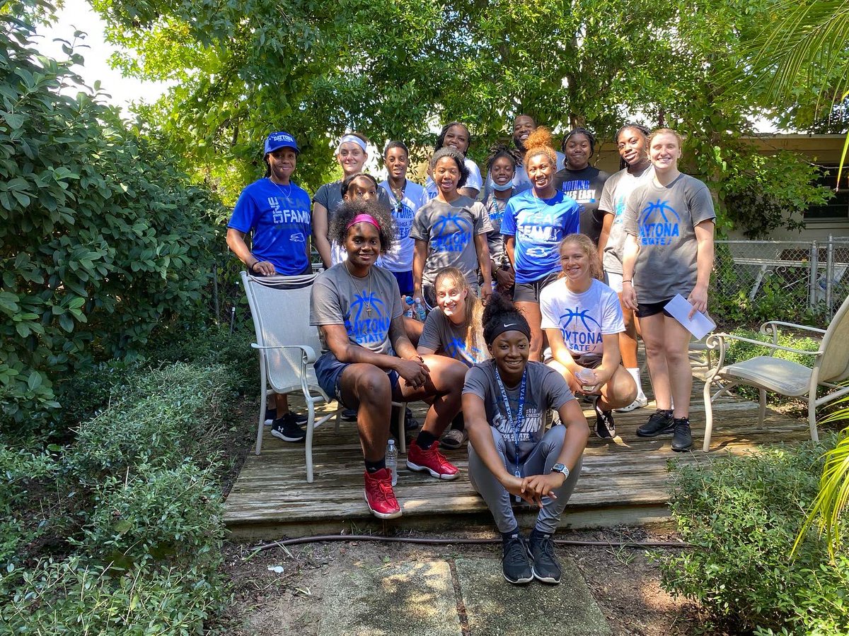 FBHCommunity's tweet photo. #ThrowBackThrusday to when @dscwbball volunteered to beautify our HOPE House! About a year ago, these student athletes spent hours cleaning up the exterior of this home and packing school supply bags for the children we serve. Go Falcons and thank you for your continued support! https://t.co/0ITYBELsMI