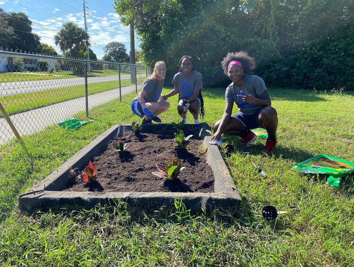 FBHCommunity's tweet photo. #ThrowBackThrusday to when @dscwbball volunteered to beautify our HOPE House! About a year ago, these student athletes spent hours cleaning up the exterior of this home and packing school supply bags for the children we serve. Go Falcons and thank you for your continued support! https://t.co/0ITYBELsMI
