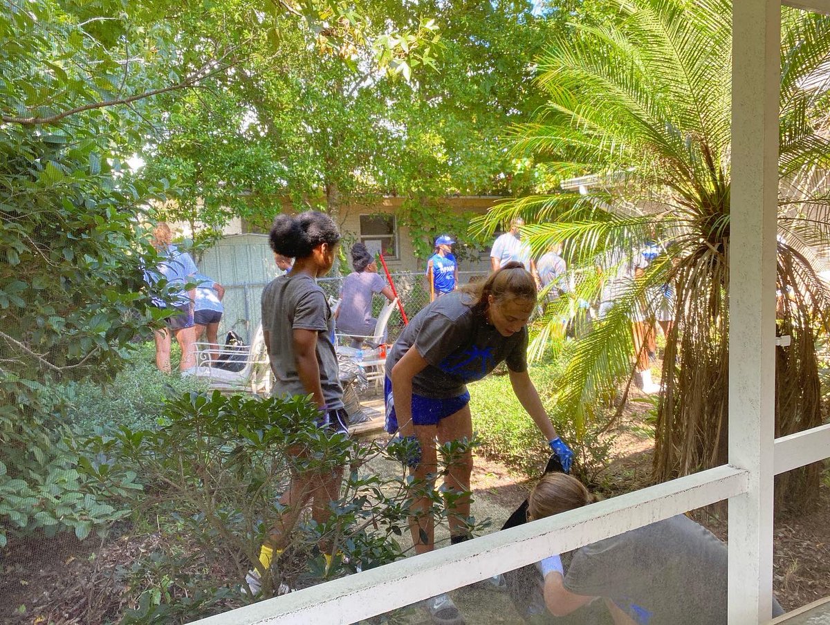 FBHCommunity's tweet photo. #ThrowBackThrusday to when @dscwbball volunteered to beautify our HOPE House! About a year ago, these student athletes spent hours cleaning up the exterior of this home and packing school supply bags for the children we serve. Go Falcons and thank you for your continued support! https://t.co/0ITYBELsMI