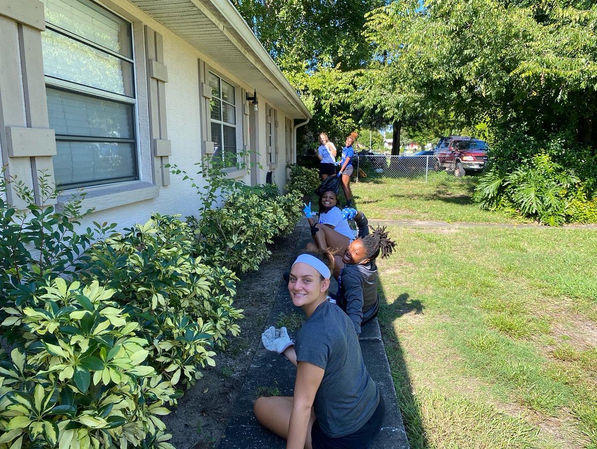 FBHCommunity's tweet photo. #ThrowBackThrusday to when @dscwbball volunteered to beautify our HOPE House! About a year ago, these student athletes spent hours cleaning up the exterior of this home and packing school supply bags for the children we serve. Go Falcons and thank you for your continued support! https://t.co/0ITYBELsMI