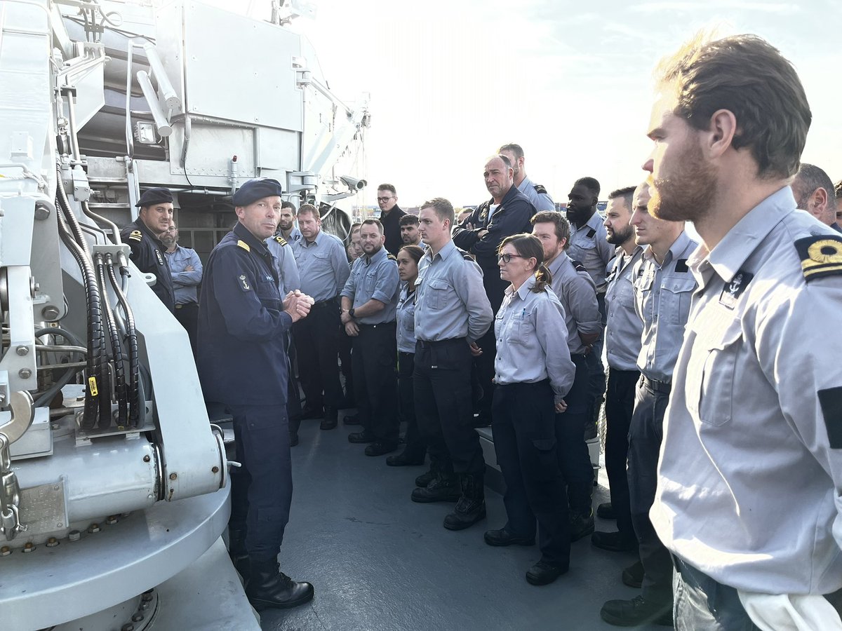 Jaringma's tweet photo. Zeer interessant en waardevol  werkbezoek met C-STC aan onze trainingsstaf in Zeebrugge afgelegd. Hier worden onze kleine bovenwater eenheden van de Mijnendienst getraind. Na een dag meegevaren te hebben met het BNS Bellis heeft C-STC deze eenheid ready for exercise verklaard! https://t.co/iof40nAy9n