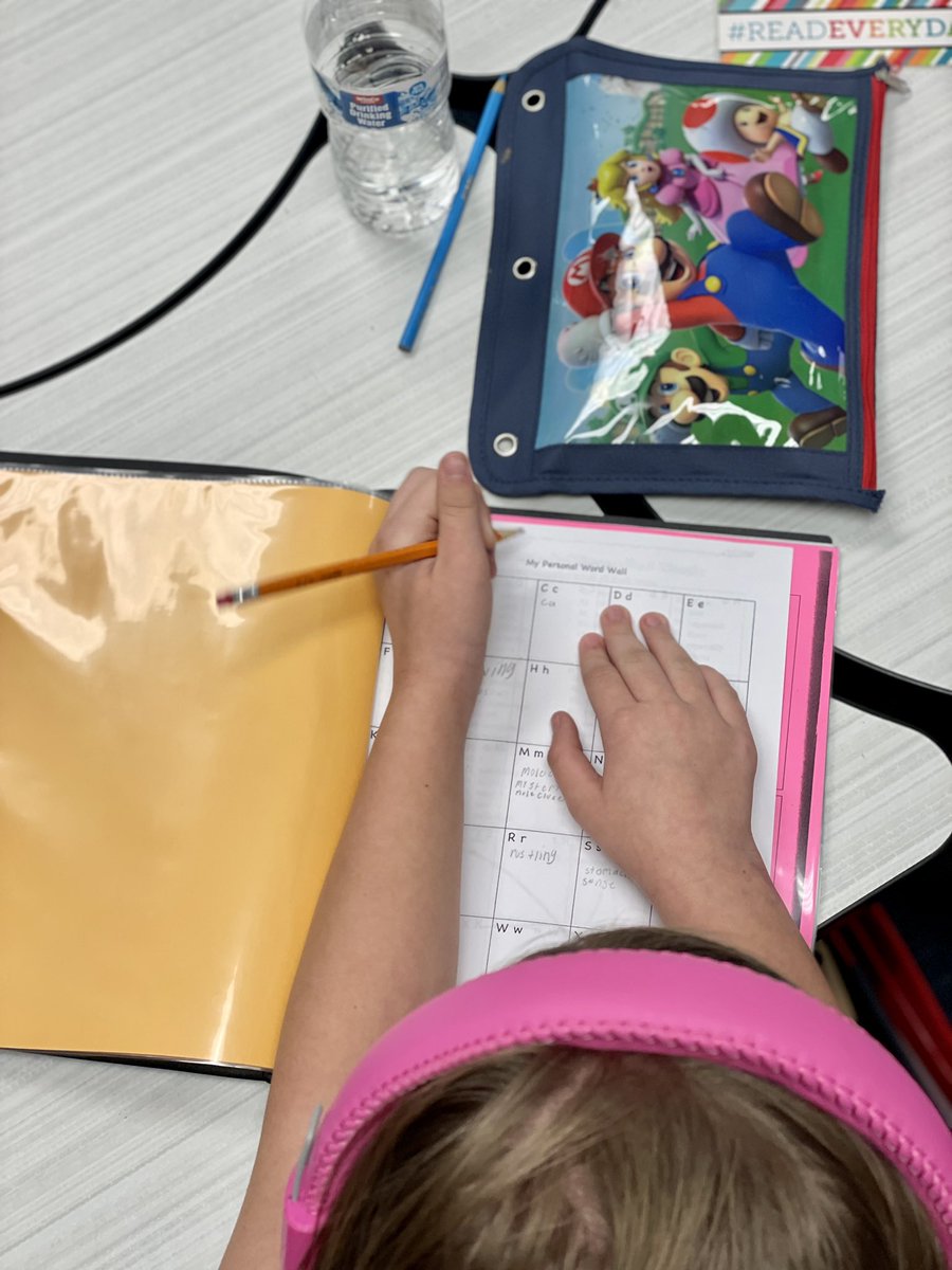 I love catching students building their own personal word walls! #climbingmountainsin4th #7HillsLEADS