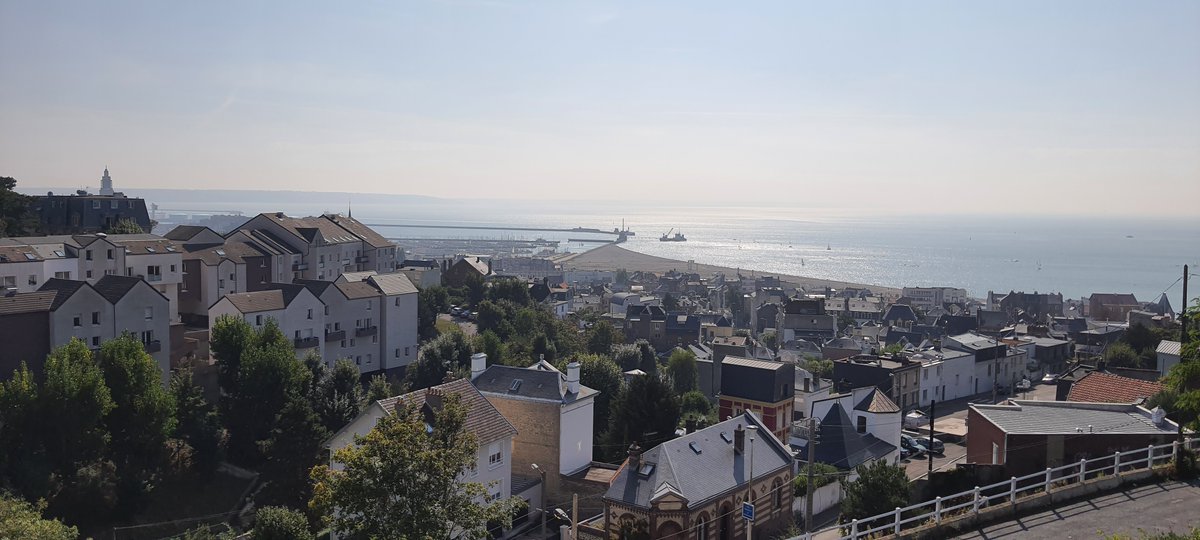 Bonjour la Normandie !
Dites adieu à ce splendide bronzage brésilien que vous avez mis l'été à parfaire et laissez place à grisaille, à la pluie et aux nuages ☁️🌨️
Essayez tout de même de passer une bonne journée et souhaitez une joyeuse fête aux Constant !