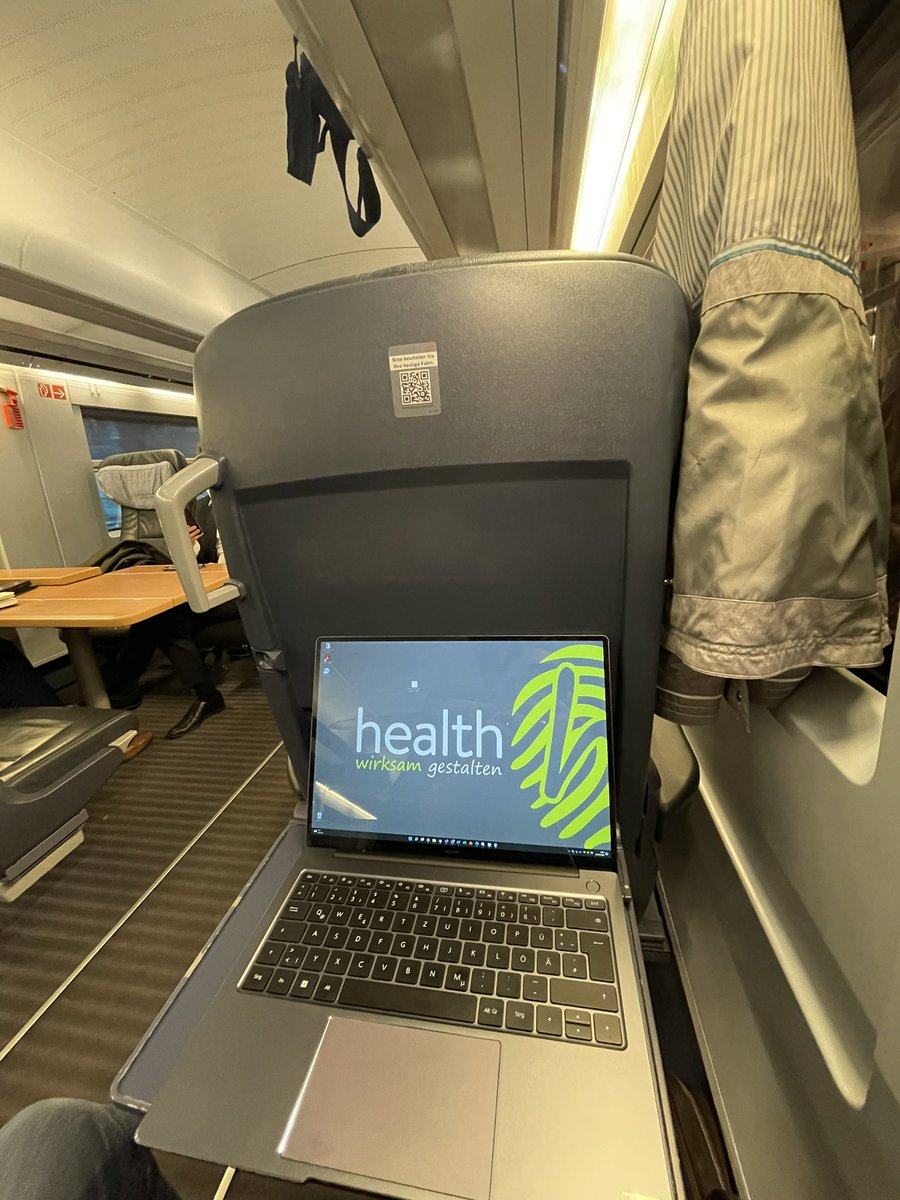 zeien_b's tweet photo. „Ich mag es kaum glauben, aber ich muss Ihnen sagen, wir sind pünktlich! Wie zu Zeiten der Bundesbahn. Genießen Sie es.“

Auf dem Heimweg. Mit der Deutschen Bahn. Ein fröhlicher Zugführer. Seine Durchsage. Alle schmunzeln. Service, mal anders. Es kann so einfach sein. Danke! https://t.co/3zKhXg5xYR