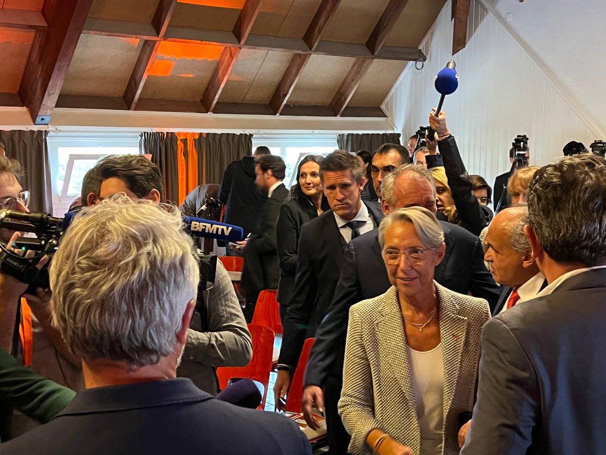 LaurentESQUENET's tweet photo. 🔥 Merci à @Elisabeth_Borne pour son discours devant les @DeputesDem pendant nos #JPDem
🤝Le @MoDem soutient @EmmanuelMacron et le gouvernement depuis 2017
Pour ➕ de solidarité, ➕ d'écologie, ➕ d'Europe, nous serons pleinement à vos côtés. Vous pouvez compter sur nous ! https://t.co/zHnJcLAlHd