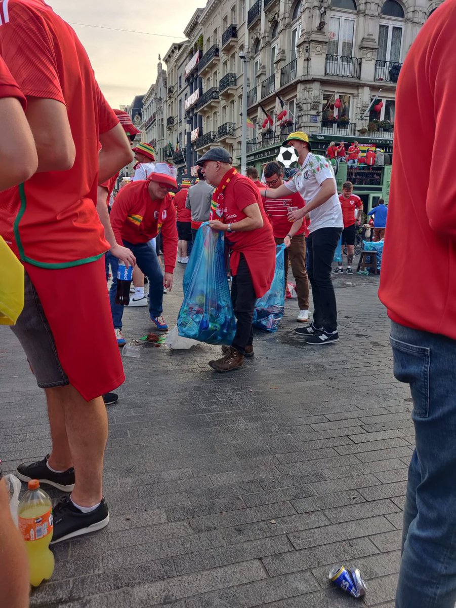 Il n’est pas rare de rencontrer des supporters avant un match de football de nos Diables Rouges dans le centre-ville de #Bruxelles. 
Nous tenons à remercier les supporters de l’équipe adverse <a href="/Cymru/">Wales 🏴󠁧󠁢󠁷󠁬󠁳󠁿</a> #Wales pour laisser l’endroit comme ils l’ont trouvé avant : « propre ».#BELWAL