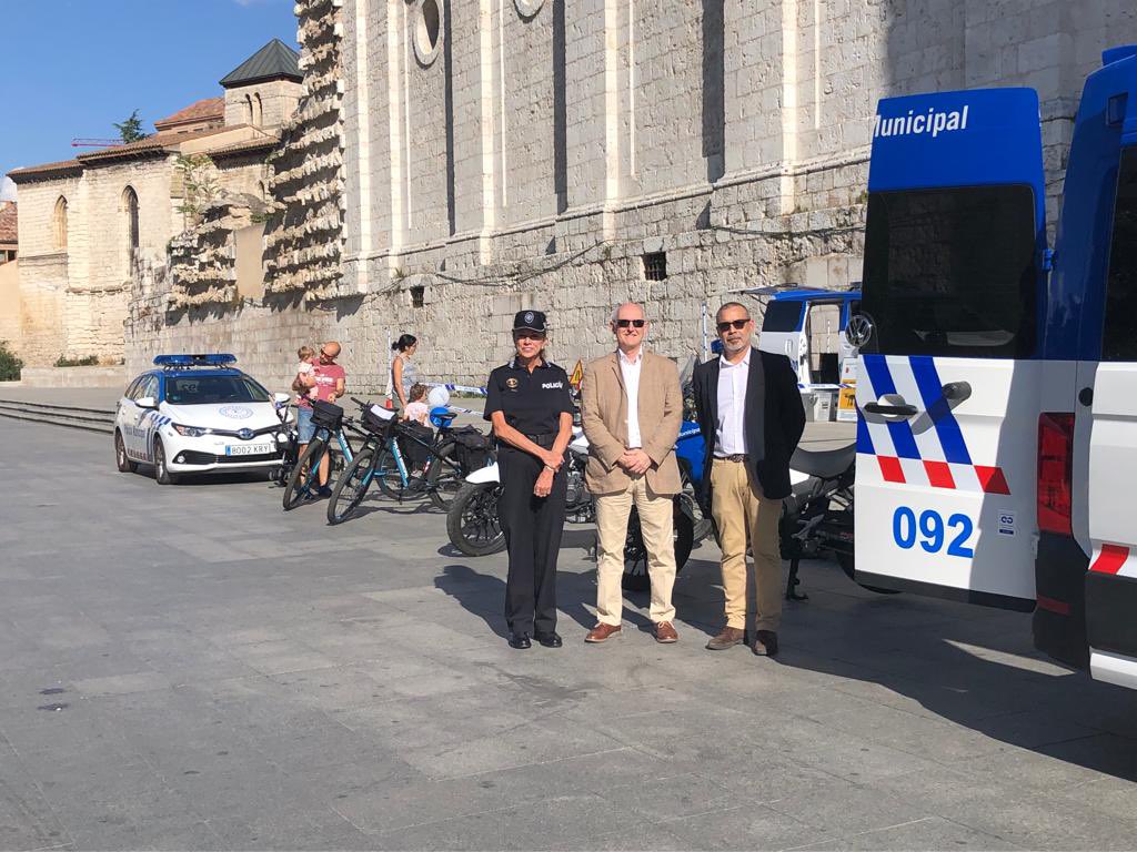 AyuntamientoVLL's tweet photo. El concejal Alberto Palomino ha visitado en la plaza de Portugalete la exhibición de medios de la @PoliciaVLL y el parque infantil de tráfico, además del simulador de vuelco organizados dentro de la #SemanaEuropeaDeLaMovilidad https://t.co/YT85nritEA