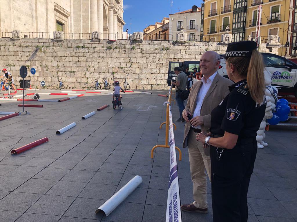 AyuntamientoVLL's tweet photo. El concejal Alberto Palomino ha visitado en la plaza de Portugalete la exhibición de medios de la @PoliciaVLL y el parque infantil de tráfico, además del simulador de vuelco organizados dentro de la #SemanaEuropeaDeLaMovilidad https://t.co/YT85nritEA