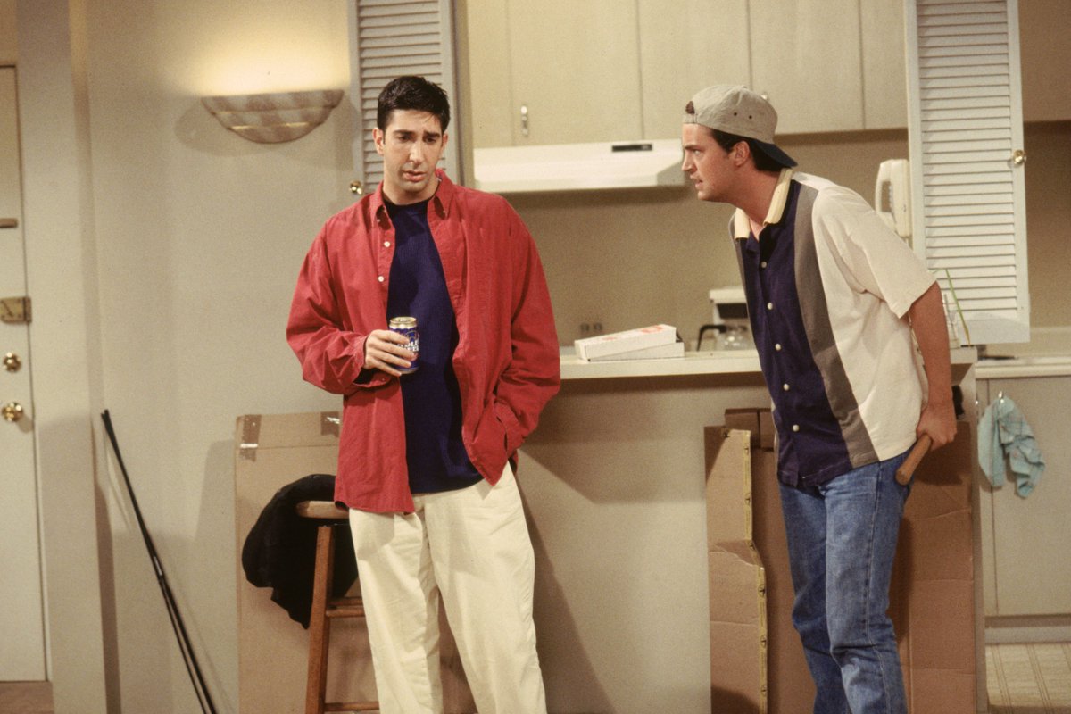 HBOMaxBrasil's tweet photo. Faz 28 anos que a Rachel entrou no Central Perk vestida de noiva pra encontrar os nossos migos de Nova York 🤧 Se você estava precisando de um sinal pra rever #Friends, AQUI ESTÁ ELE https://t.co/CFekQyd99K