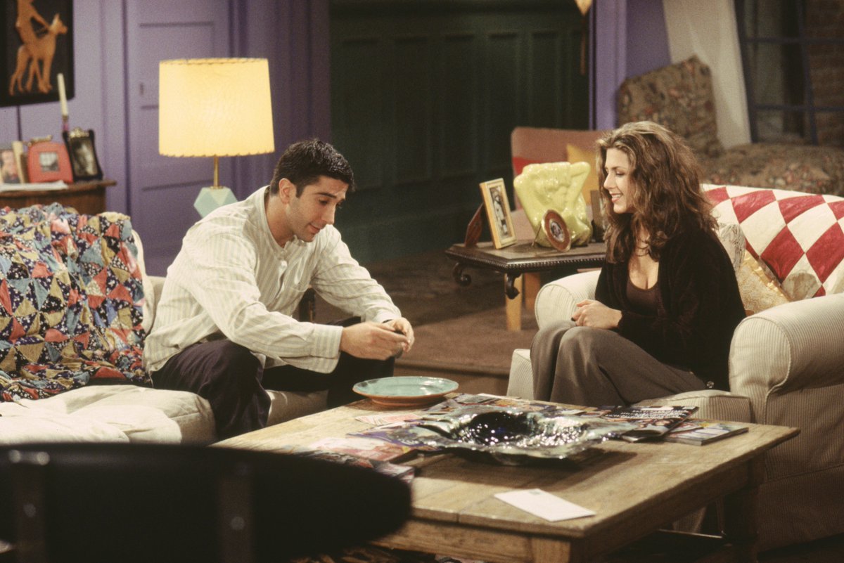 HBOMaxBrasil's tweet photo. Faz 28 anos que a Rachel entrou no Central Perk vestida de noiva pra encontrar os nossos migos de Nova York 🤧 Se você estava precisando de um sinal pra rever #Friends, AQUI ESTÁ ELE https://t.co/CFekQyd99K
