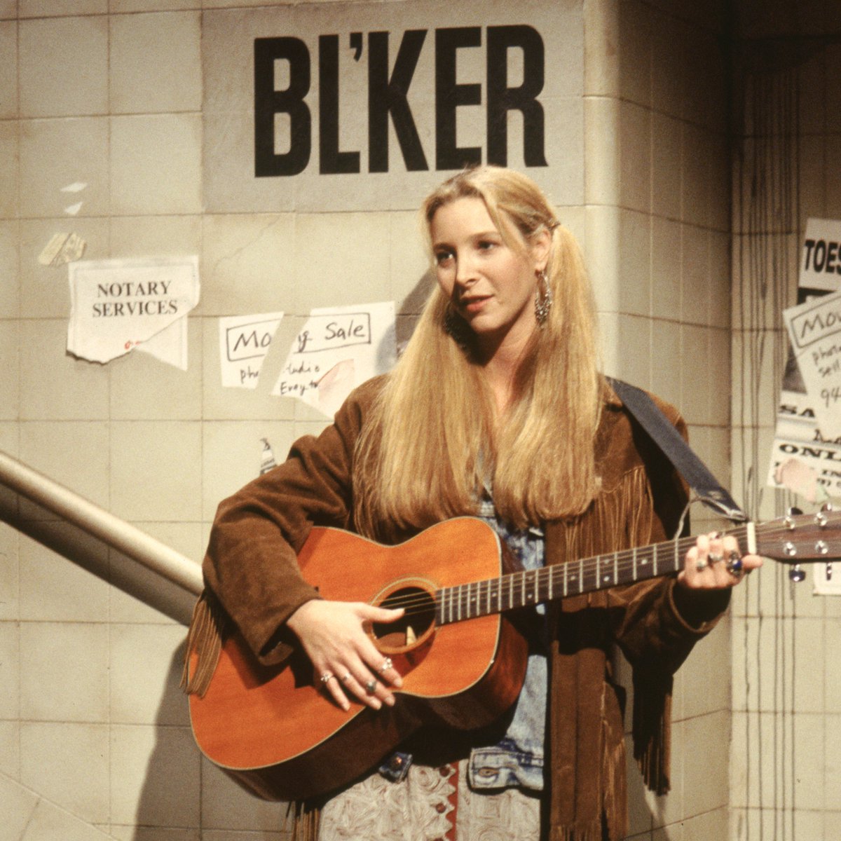 HBOMaxBrasil's tweet photo. Faz 28 anos que a Rachel entrou no Central Perk vestida de noiva pra encontrar os nossos migos de Nova York 🤧 Se você estava precisando de um sinal pra rever #Friends, AQUI ESTÁ ELE https://t.co/CFekQyd99K